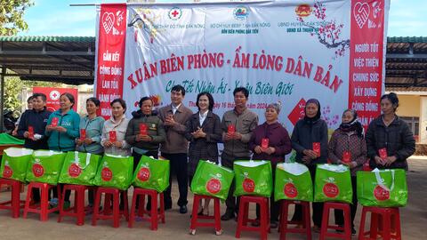 Chương trình “Tết nhân ái” xuân Giáp Thìn 2024 và  “Xuân Biên phòng - Ấm lòng dân bản” tại xã Thuận Hà, huyện Đắk Song
