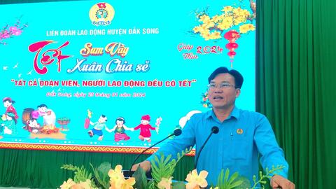 Liên đoàn Lao động huyện Đắk Song trao tặng 253 xuất quà Tết cho công nhân viên chức, người lao động có hoàn cảnh khó khăn