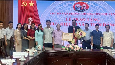 Chi bộ Văn Phòng HĐND&UBND huyện Đắk Song tổ chức Lễ trao tặng Huy hiệu 30 năm tuổi Đảng