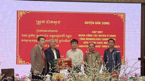 Huyện Đắk Song: Gặp mặt đoàn công tác huyện Ô Răng, tỉnh Mondulkiri, Vương quốc Campuchia đến thăm chúc mừng Tết Nguyên đán Giáp Thìn năm 2024