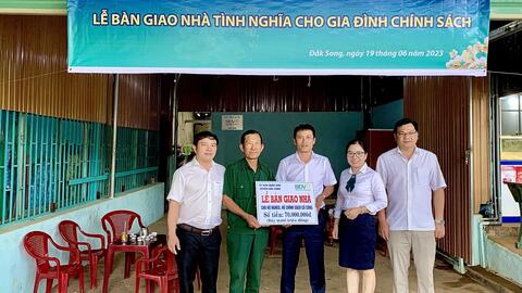 UBND huyện Đăk Song phối hợp Ngân hàng TMCP Đầu tư và Phát triển Việt Nam chi nhánh Đăk Nông bàn giao 2 căn nhà cho hộ nghèo, hộ chính sách có công
