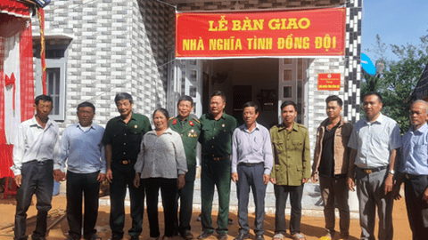 Bàn giao nhà nghĩa tình đồng đội cho Hội viên Hội Cựu Chiến binh ở xã Thuận Hạnh