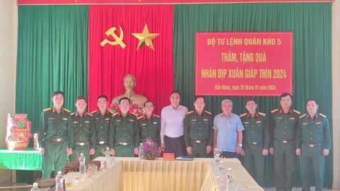 Bộ tư lệnh quân khu 5, đến thăm, tặng quà tết Ban CHQS huyện và cán bộ, chiến sỹ đại đội BB6 nhân dịp xuân Giáp Thìn năm 2024