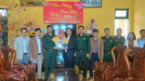 Lãnh đạo huyện Đắk Song đến thăm và tặng quà Tết các cơ quan, đơn vị trực Tết, các gia đình, cá nhân tiêu biểu trên địa bàn huyện