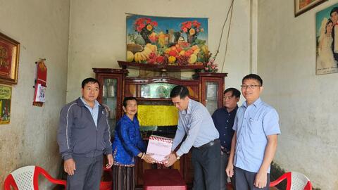 Lãnh đạo huyện Đăk Song thăm, tặng quà các gia đình chính sách tiêu biểu tại các xã Trường Xuân; Nâm N'Jang và Đăk N' Drung