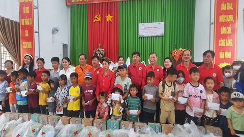 Hội chữa thập đỏ tỉnh Đăk Nông tổ chức chương trình "Dinh dưỡng cho trẻ em nghèo, khuyết tật" tại xã Đăk Mol.