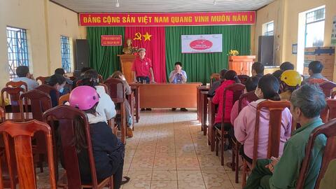 Hội Chữ thập đỏ huyện Đắk Song tặng 100 hộp sữa cho trẻ em có hoàn cảnh khó khăn tại xã Thuận Hạnh
