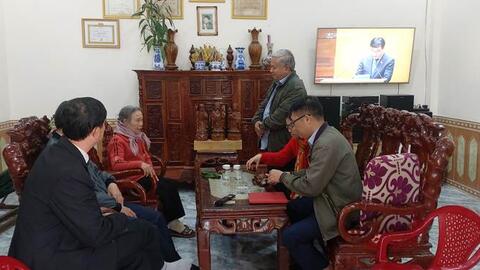 Bí thư Huyện ủy K’ Thanh thăm tặng quà Tết các đảng viên cao tuổi Đảng, gia đình chính sách người có công trên địa bàn huyện