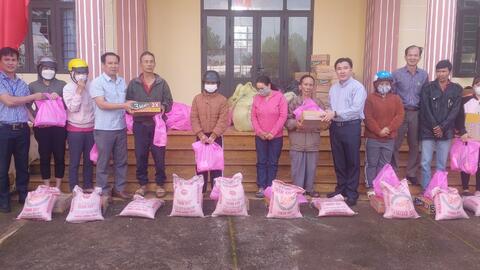 Tặng 200 suất quà tết cho các hộ nghèo tại xã Đắk Hòa và xã Đắk Môl